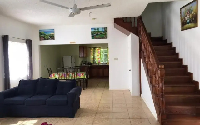 Beautiful 2-bed Apartment in Sunny Jamaica