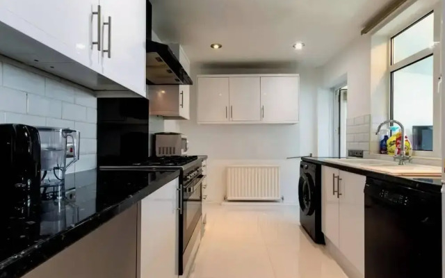 Reading - 3-bed House - Sleeps 6 - Garden - Wifi