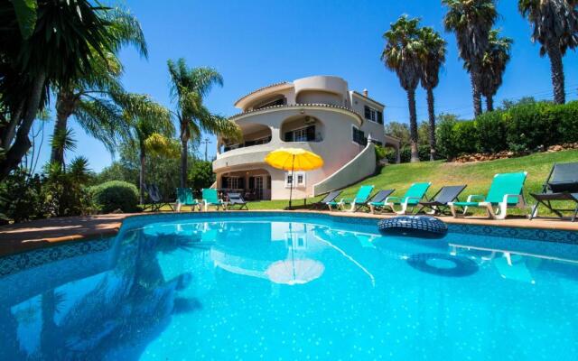 Villa Bliss 450 m2 Luxury Oasis with Saltwater Pool