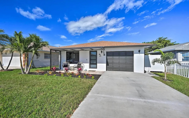 Walk to Beach: Getaway w/ Pool in Naples!