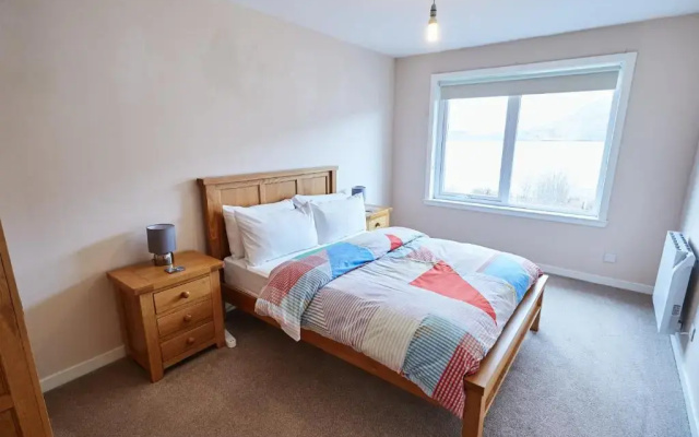Etive, Beautiful Lochside Apartment with balcony
