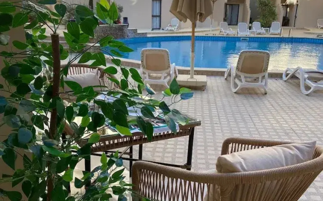 Chic Stylish Spacious Apt Poolside, Smarttv & Wifi