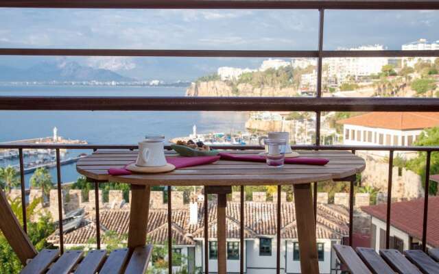 Aheste_simple Sea View Flat in Lovely Old Town