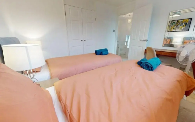 Parlaunt House - 3 Bedroom With Free Parking