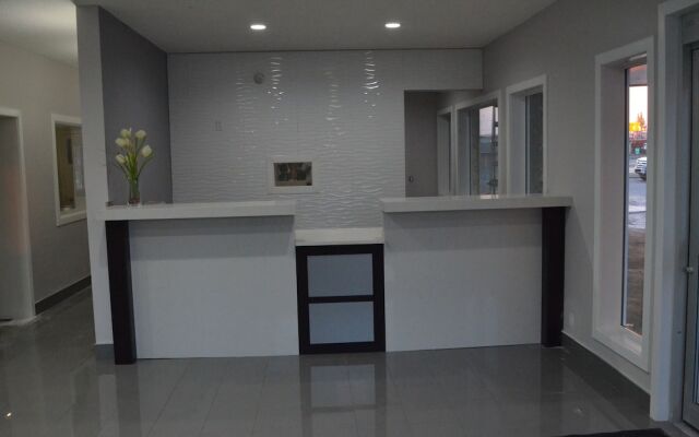 Econo Lodge Inn & Suites