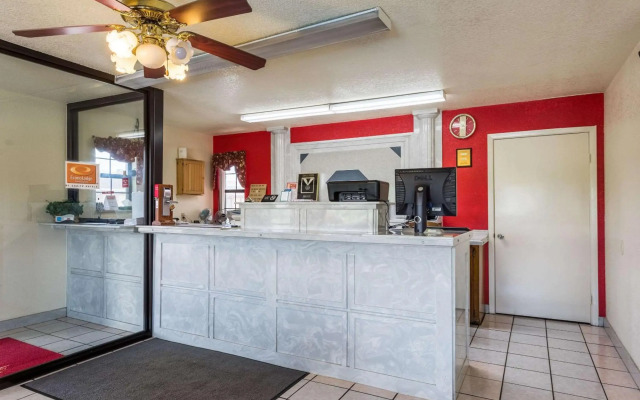 Econo Lodge & Suites