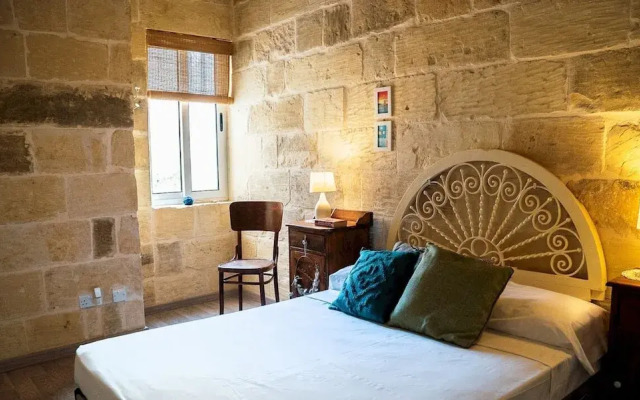 A pet Friendly Farmhouse With a Rooftop Pool