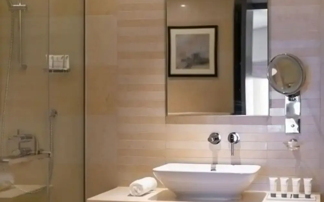 Elegant 1BR Apartment Near Dubai Frame