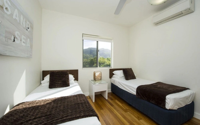 Beachside Magnetic Harbour Holiday Apartments