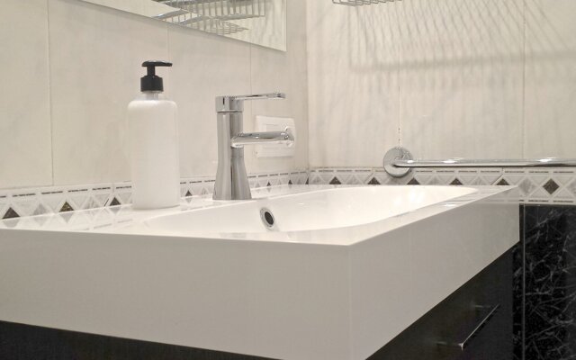 Smart 3BR balconies in historical Gothic - MACCA