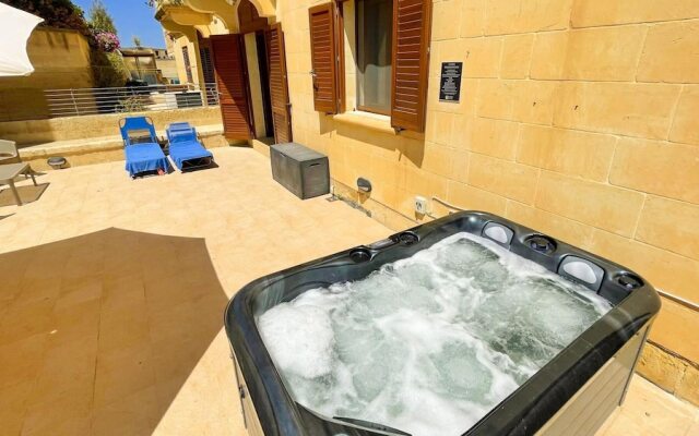 Peaceful Home With hot tub and 2 Communal Pools