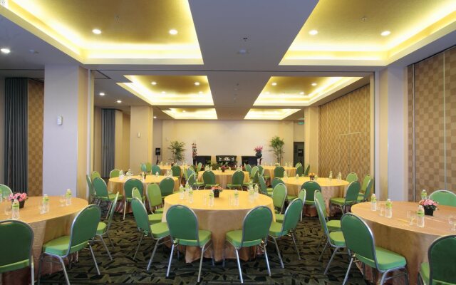 MaxOne Hotels at Pemuda