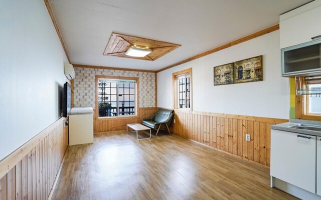 Yeosu Hyangirampunggyeong Pension