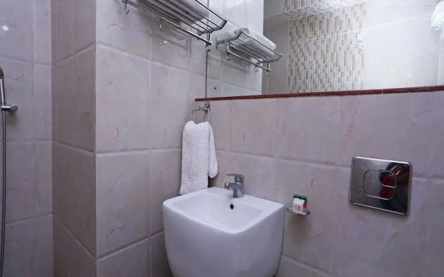OYO 15681 Matri Neer
