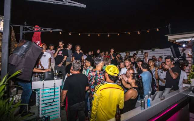 Gatto Blanco Party Hotel
