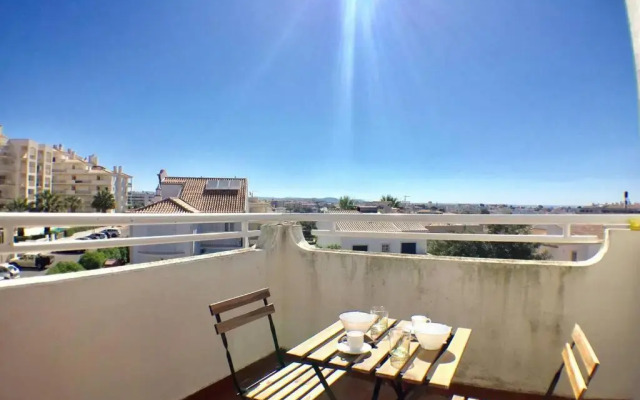 Bellavista Avenida Pool and city center