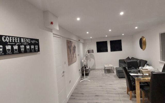 Modern 3 Bedrooms Apt. 01 - Camberley