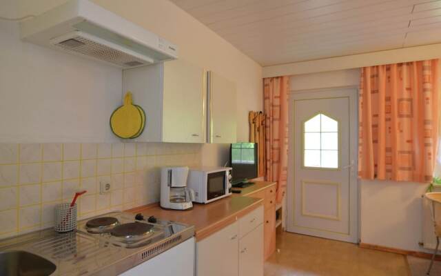 Spacious Stay Near Trails