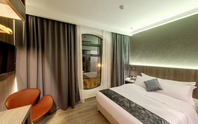 Flora by Crossroads Hotel