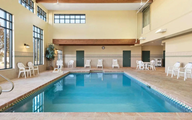 Country Inn & Suites by Radisson, Madison West, WI