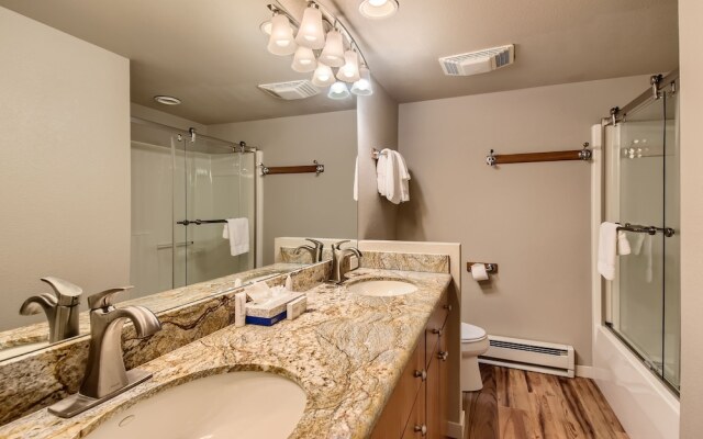 Spacious Mill Run 3 Townhouse Close to City Attractions by RedAwning