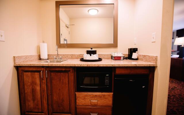 Hampton Inn & Suites Minot Airport