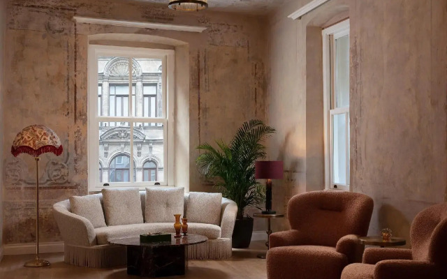 Adahan DeCamondo Pera, Autograph Collection