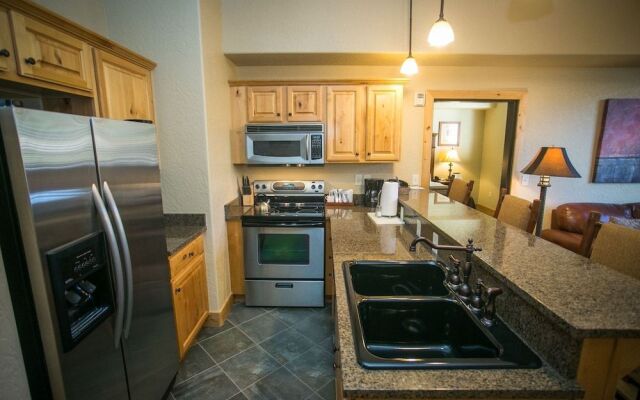 Amazing Mountain Views and Full Kitchen by RedAwning - Save 20% on 7+ Nights!