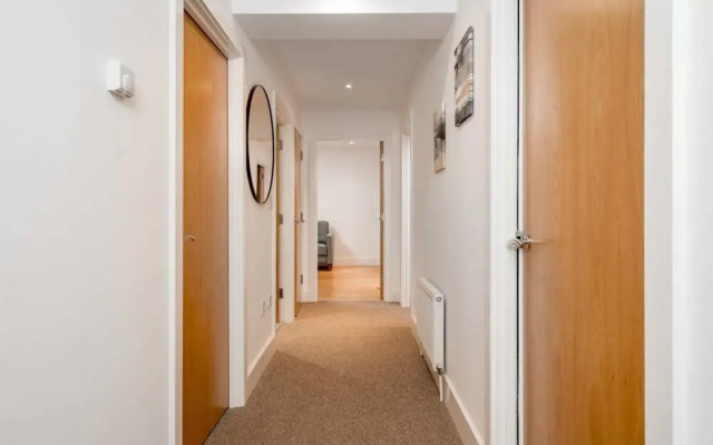 Stunning 3BD Flat, Parking, Sleeps Six, Near Park