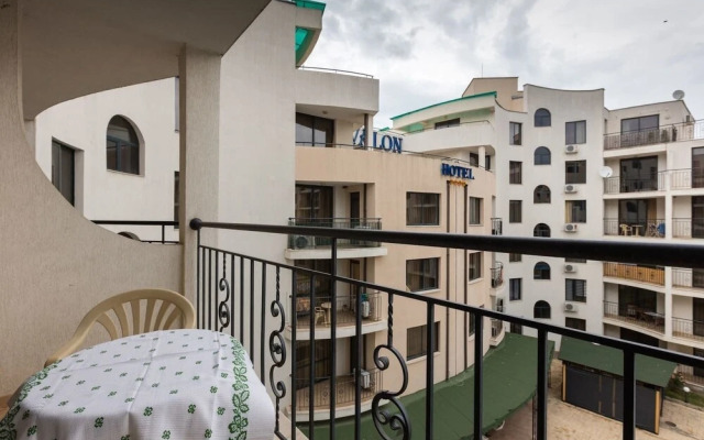 Studio with Balcony and Pool View