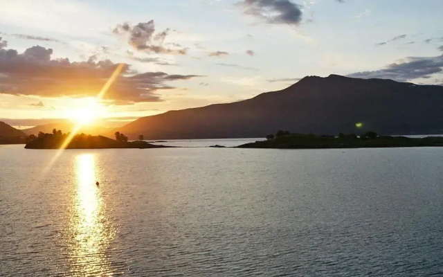 Four Bedroom Holiday Home In Gullesfjord