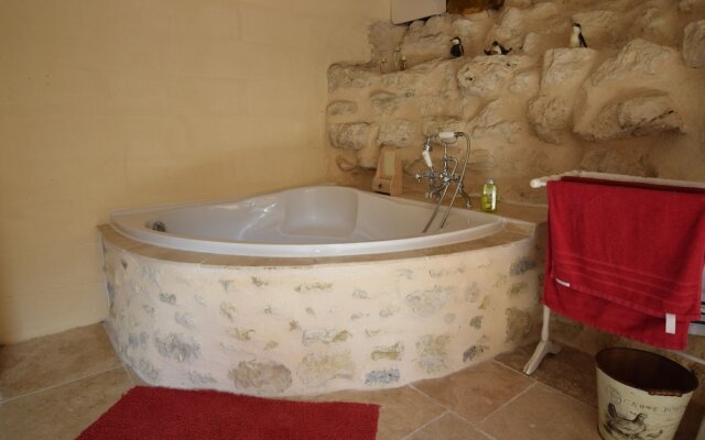 Authentic Castle in Bon-Encontre with Open Kitchen