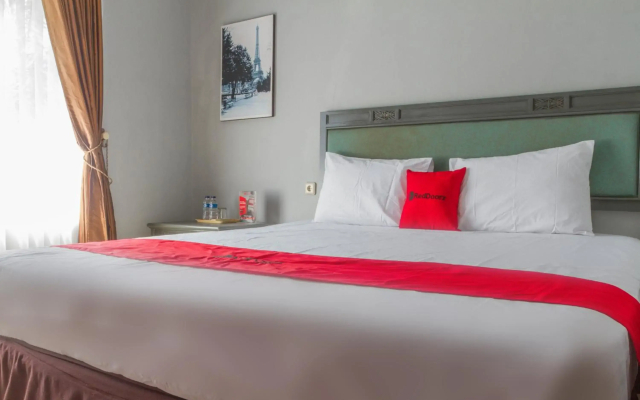 RedDoorz Plus @ Otista Garut