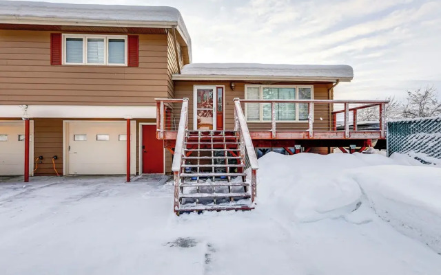 Riverside Retreat: Cozy Fairbanks Home w/ View