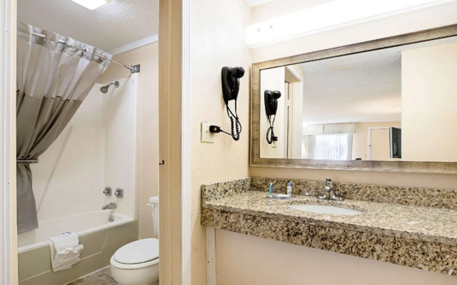 Rodeway Inn Metro Airport