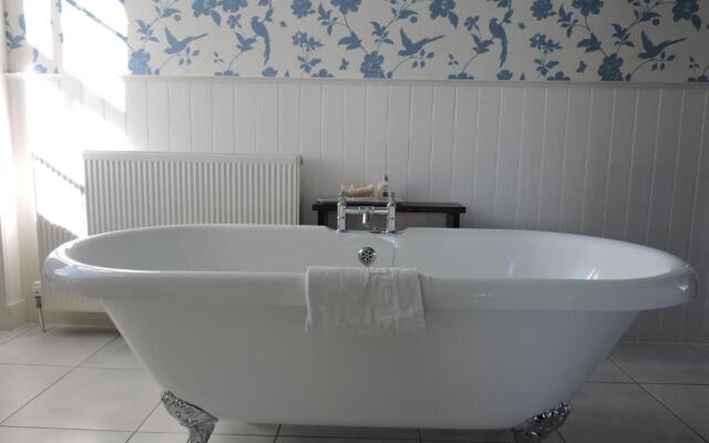 Whitehouse Country House