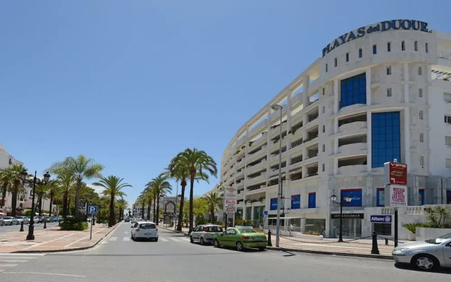 Beachfron Puerto Banus, 2 bed apt Playas Del Duque, Free Wifiparking 3 Pools