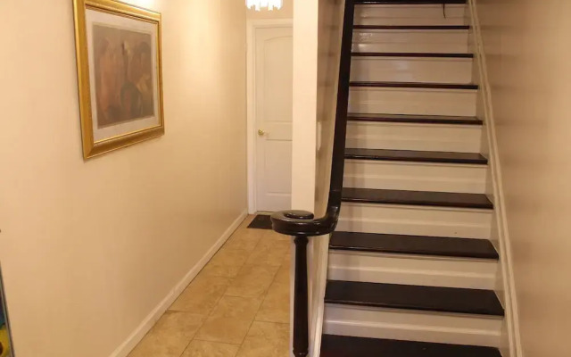 Cozy, Classy Duplex near NYC