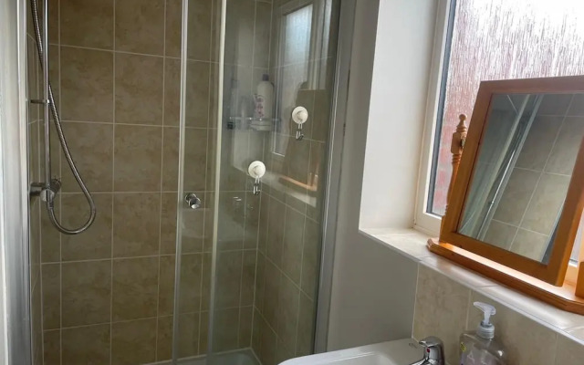 Fantastic, pet Friendly 3 Bedroom House in Bedford