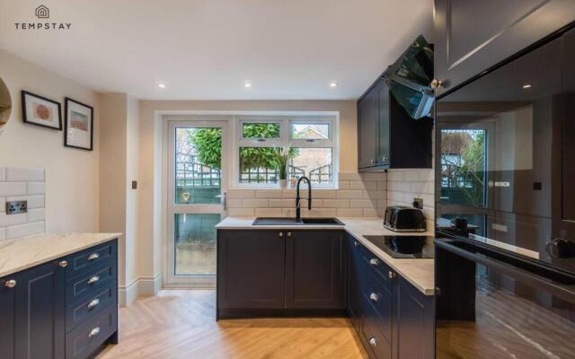 Stylish Home with Free Parking - 10 Mins To Legoland!