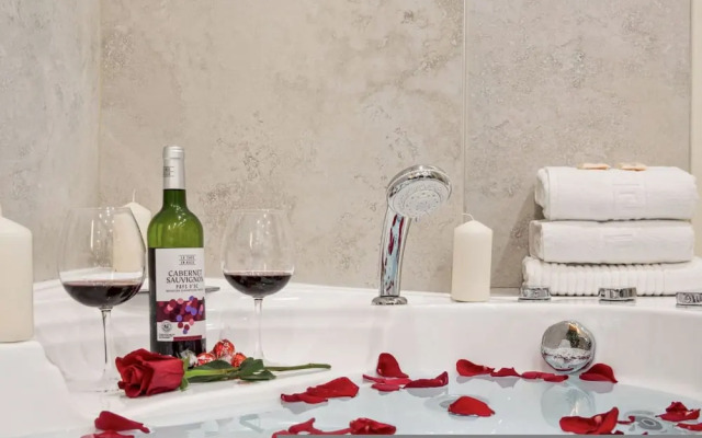 Ganneron in Paris With 1 Bedrooms and 1 Bathrooms