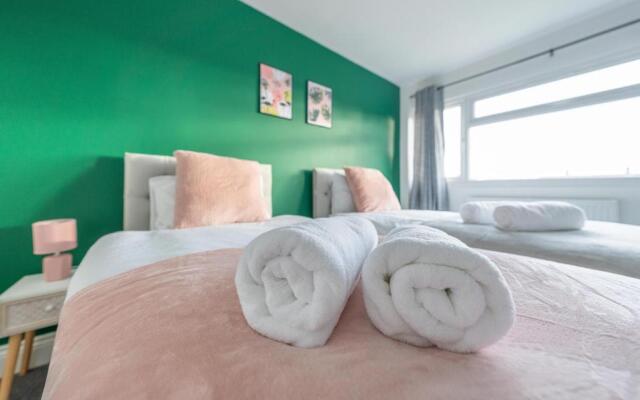 Spacious Modern 3 bed House Near Heathrow Airport