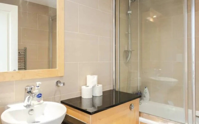 Homely 2 Bedroom Flat Near Embankment Station