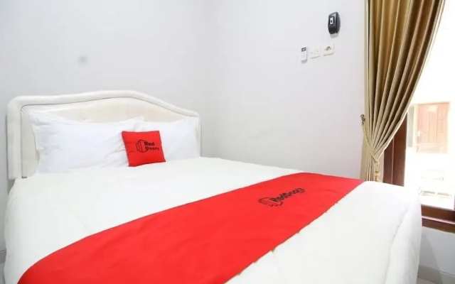 RedDoorz Plus near STIE YKPN