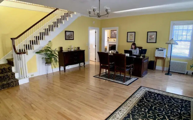 Treehouse Village Inn