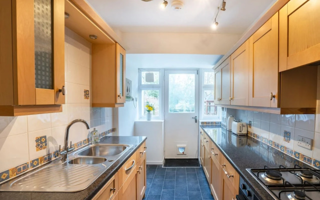 Large-2 Bed House-free Parking