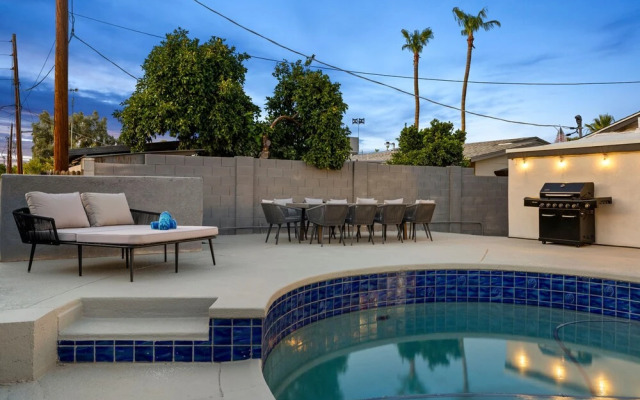 Desert Dreaming Deluxe Retreat w Pool Putt