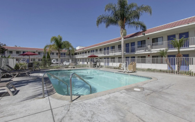 Motel 6 Corona, CA