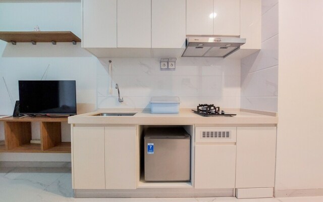 Homey And Warm Studio Room At Sky House Bsd Apartment