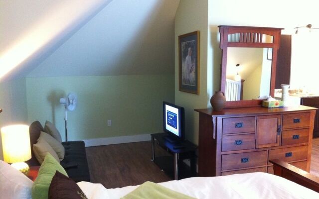 Colonial Charm Inn